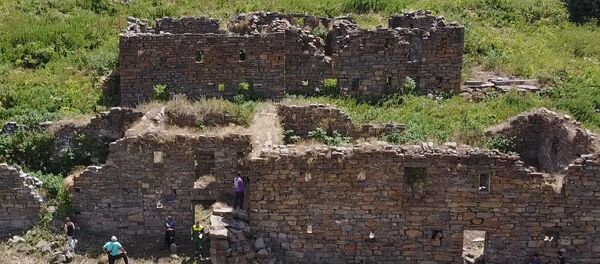 Ребята из Южной Осетии, Дагестана и Москвы убирались в фамильной башне Таймазовых Ребята из Южной Осетии, Дагестана и Москвы убирались в фамильной башне Таймазовых - Sputnik Южная Осетия