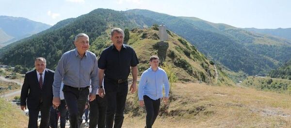 Анатолий Бибилов и Вячеслав Битаров в селении Нар Анатолий Бибилов и Вячеслав Битаров в селении Нар - Sputnik Южная Осетия