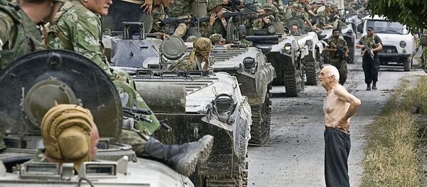 Колонна российских войск, движущихся в место временного лагеря на территории Грузии Колонна российских войск, движущихся в место временного лагеря на территории Грузии - Sputnik Южная Осетия