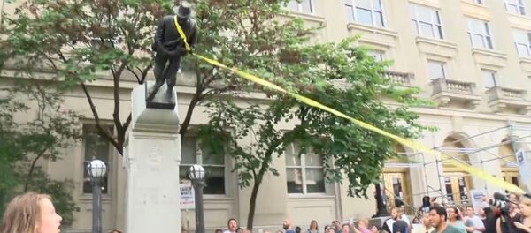 В Северной Каролине протестующие опрокинули памятник войскам Конфедерации В Северной Каролине протестующие опрокинули памятник войскам Конфедерации - Sputnik Южная Осетия