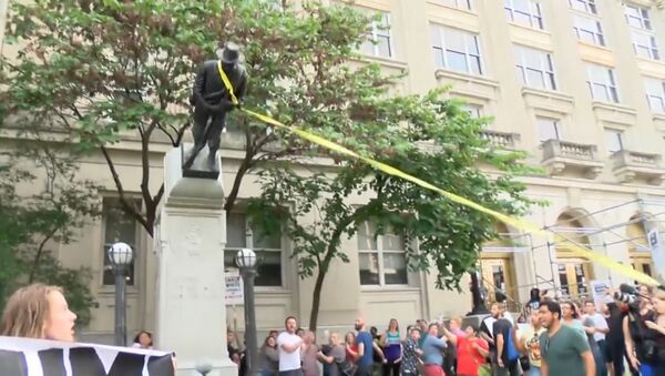 В Северной Каролине протестующие опрокинули памятник войскам Конфедерации - Sputnik Южная Осетия