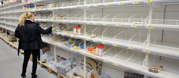 Ажиотаж в продуктовых магазинах Львова Ажиотаж в продуктовых магазинах Львова - Sputnik Южная Осетия