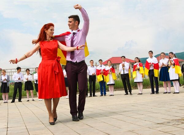 Танец с учительницей - Sputnik Южная Осетия