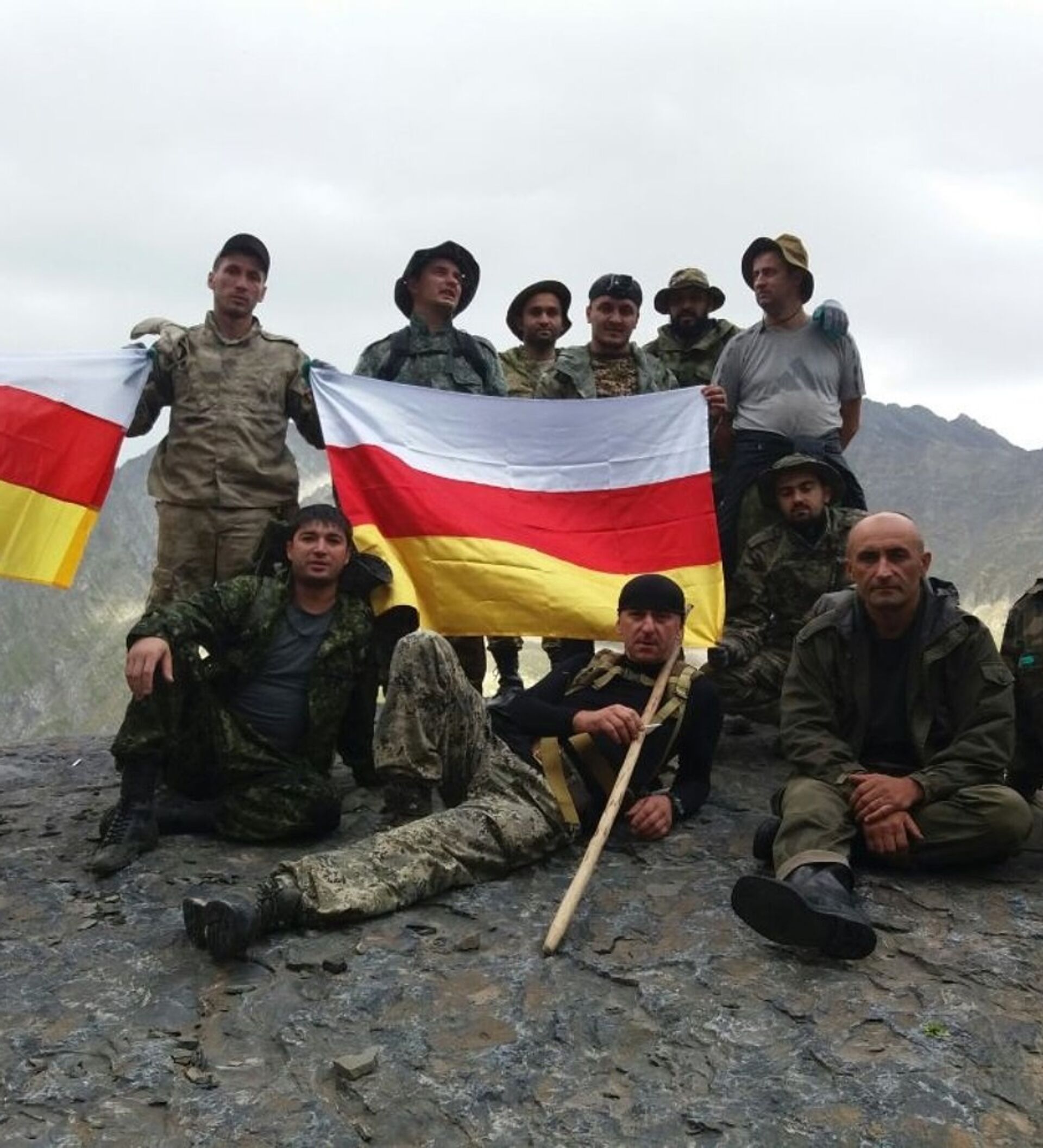 Осетины с флагами Южной Осетии