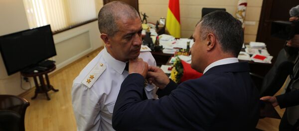 Анатолий Бибилов наградил Орденом Уацамонга Сергея Кобылаша - Sputnik Южная Осетия