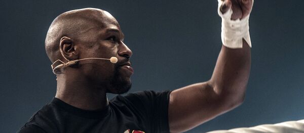 Боксер Флойд Мейвезер провел массовую открытую тренировку в Москве Боксер Флойд Мейвезер провел массовую открытую тренировку в Москве - Sputnik Южная Осетия