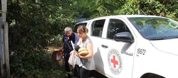 Жители Ленингора и красный крест Жители Ленингора и красный крест - Sputnik Южная Осетия