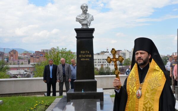 Лития на могиле К. Хетагурова в пантеоне Осетинской церкви Лития на могиле К. Хетагурова в пантеоне Осетинской церкви - Sputnik Южная Осетия