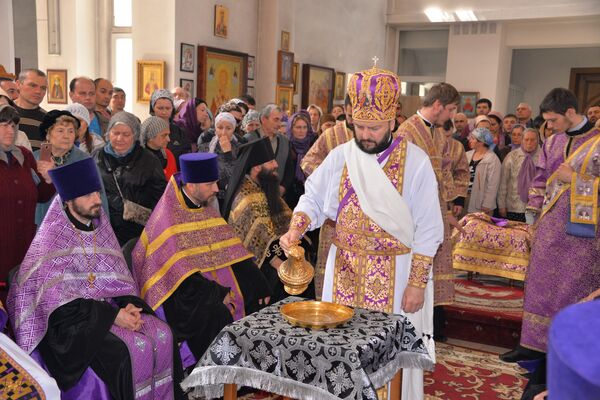 Чистый четверг в Страстную седмицу. Чин умовения ног духовенству епархии Чистый четверг в Страстную седмицу. Чин умовения ног духовенству епархии - Sputnik Южная Осетия
