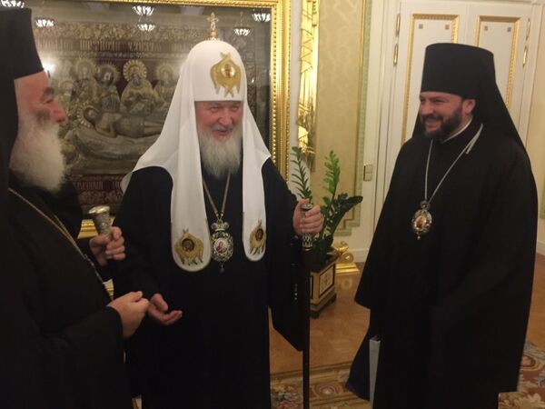 С Патриархом Московским и всея Руси Кириллом и Патриархом Александрийским и всея Африки Феодором II. С Патриархом Московским и всея Руси Кириллом и Патриархом Александрийским и всея Африки Феодором II. - Sputnik Южная Осетия
