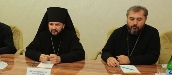 Встреча президента РЮО Анатолия Бибилова с епископом Владикавказским и Аланским Леонидом Встреча президента РЮО Анатолия Бибилова с епископом Владикавказским и Аланским Леонидом - Sputnik Южная Осетия