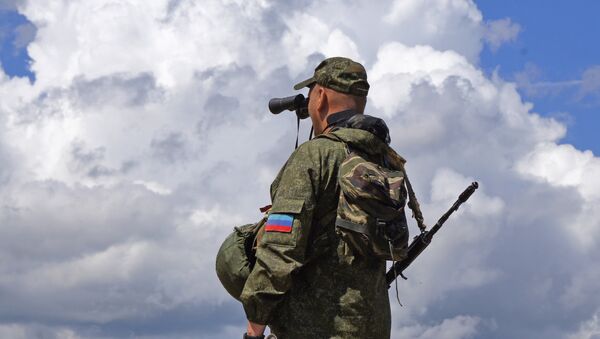 Военнослужащий Народной милиции ЛНР на позициях у линии соприкосновения в Донбассе - Sputnik Южная Осетия