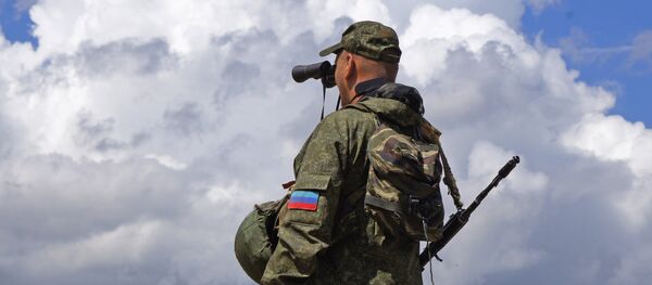 Военнослужащий Народной милиции ЛНР на позициях у линии соприкосновения в Донбассе Военнослужащий Народной милиции ЛНР на позициях у линии соприкосновения в Донбассе - Sputnik Южная Осетия