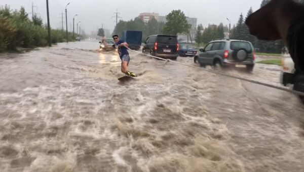 Псковские вейкбордисты прокатились по затопленной улице в Пскове - Sputnik Южная Осетия