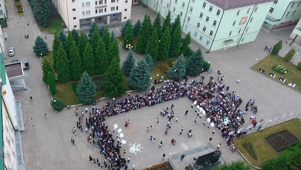 Студенты СОГУ выпустили в небо белые шары в память о жертвах Беслана - Sputnik Южная Осетия