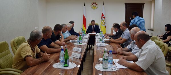 Встреча президента Южной Осетии с представителями строительных организаций Встреча президента Южной Осетии с представителями строительных организаций - Sputnik Южная Осетия