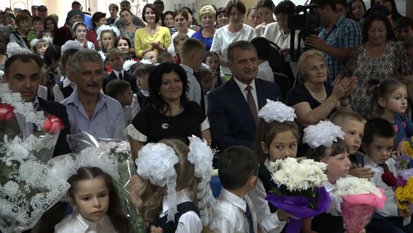 Бибилов в Кударском ущелье: как президент поздравлял школьников Квайса - Sputnik Южная Осетия