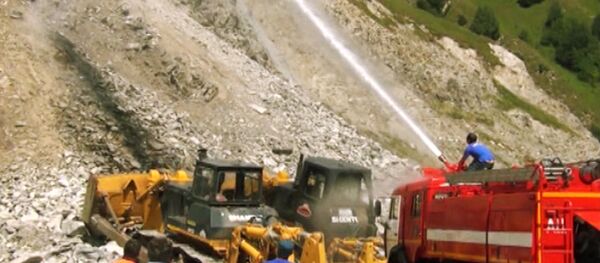 МЧС и дорожные службы расчищают Транскам от обрушившихся на дорогу гор МЧС и дорожные службы расчищают Транскам от обрушившихся на дорогу гор - Sputnik Южная Осетия