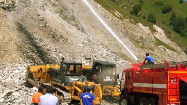 МЧС и дорожные службы расчищают Транскам от обрушившихся на дорогу гор - Sputnik Южная Осетия
