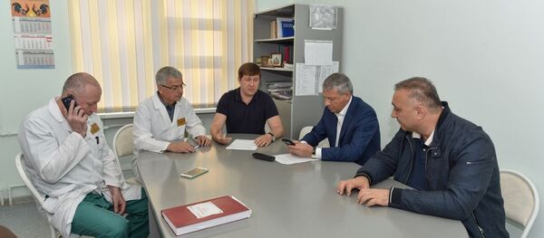 Глава Северной Осетии проведал детей, пострадавших в результате несчастного случая в с. Тарское Глава Северной Осетии проведал детей, пострадавших в результате несчастного случая в с. Тарское - Sputnik Южная Осетия