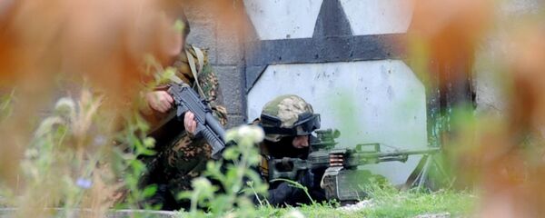Сотрудники силовых структур во время проведения спецоперации по ликвидации боевиков Сотрудники силовых структур во время проведения спецоперации по ликвидации боевиков - Sputnik Южная Осетия