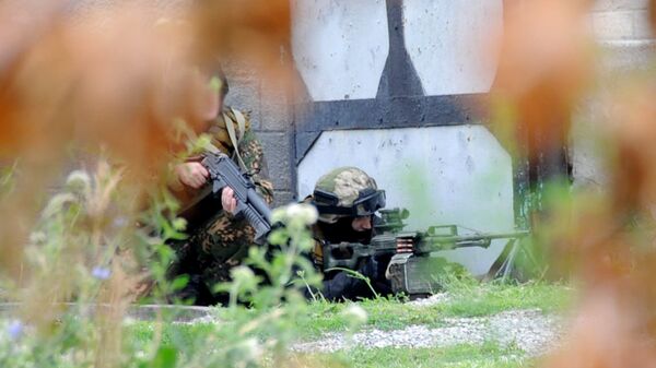 Сотрудники силовых структур во время проведения спецоперации по ликвидации боевиков - Sputnik Южная Осетия