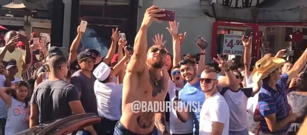 Двойник Конора Макгрегора вызвал ажиотаж в Лис-Анджелесе Двойник Конора Макгрегора вызвал ажиотаж в Лис-Анджелесе - Sputnik Южная Осетия