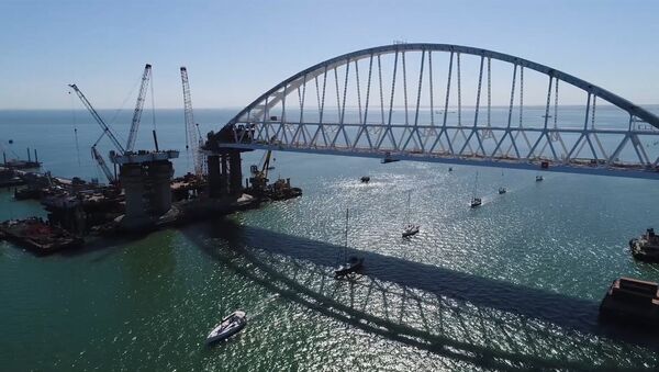 Яхты прошли парадом под аркой Крымского моста во время парусной регаты - Sputnik Южная Осетия