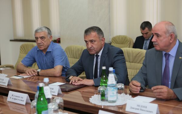 Встреча делегации турецких осетин с президентом РЮО Анатолием Бибиловым - Sputnik Южная Осетия