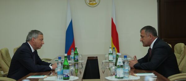 Встреча президента РЮО Анатолия Бибилова с главой РСО-Анания Вячеславом Битаровым - Sputnik Южная Осетия