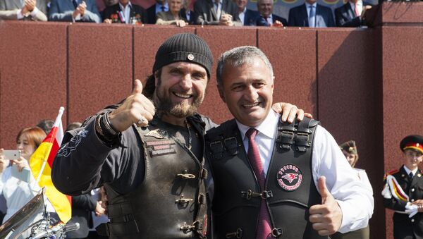 Хирург подарил мотоцикл президенту Южной Осетии - Sputnik Южная Осетия