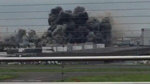 Густой дым поднялся над заводом в Токио во время пожара. Съемка очевидца - Sputnik Южная Осетия