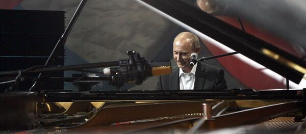 Владимир Путин посетил благотворительный концерт в Санкт-Петербурге - Sputnik Южная Осетия