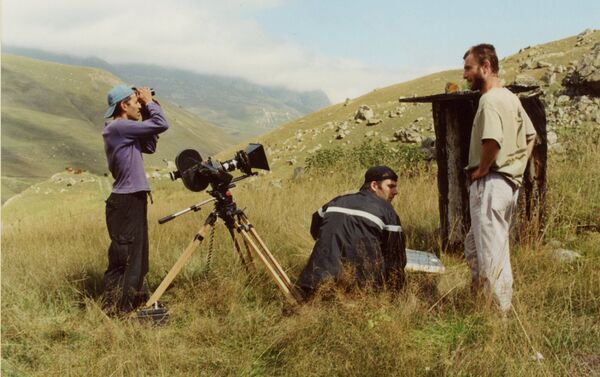 На съемках фильма Пятнадцать лет. Слева направо: Леван Капанадзе, Аслан Галазов, Ирлан Хугаев - Sputnik Южная Осетия