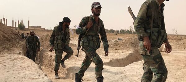 Сирийская армия и бойцы народного ополчения во время наступления в районе Джафра в Дейр-эз-Зоре - Sputnik Южная Осетия
