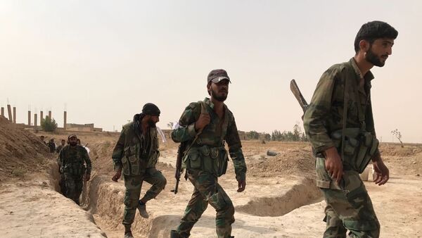 Сирийская армия и бойцы народного ополчения во время наступления в районе Джафра в Дейр-эз-Зоре - Sputnik Южная Осетия