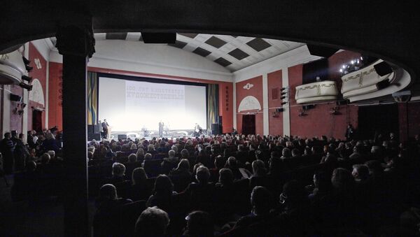 Зрители на церемонии, посвященной 100-летию кинотеатра Художественный - Sputnik Южная Осетия