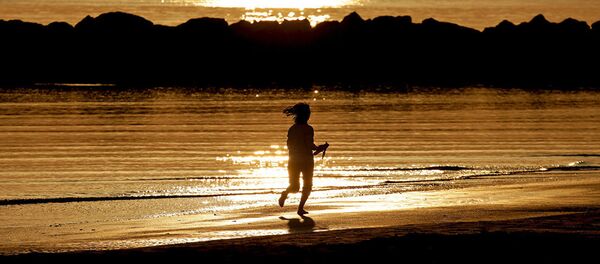 Девушка на вечерней пробежке в Римини, Италия. - Sputnik Южная Осетия