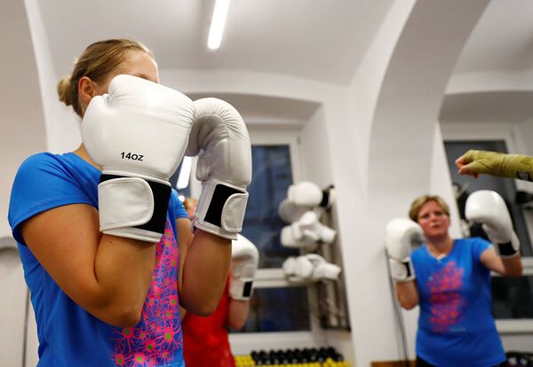 Женщины разогреваются во время тренировки в боксерском клубе BackYard в Вене, Австрия. Тоже фитнес. - Sputnik Южная Осетия