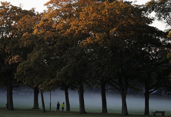 Женщины бегут туманным утром в Парке Виктории в Лестере, Великобритания. - Sputnik Южная Осетия