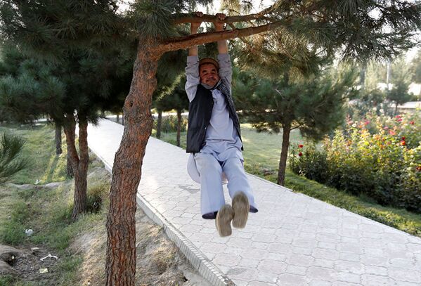Не во всех странах есть такие обустроенные спортивные площадки, но любителей фитнеса это не останавливает. Кабул, Афганистан. - Sputnik Южная Осетия
