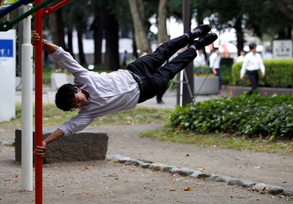 Японцы как всегда самые странные - занятия фитнесом в обеденный перерыв в Токио, Япония. - Sputnik Южная Осетия