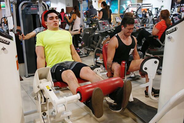 Мужчины тренируются в фитнес-центре в Вина-дель-Мар, Чиле. - Sputnik Южная Осетия