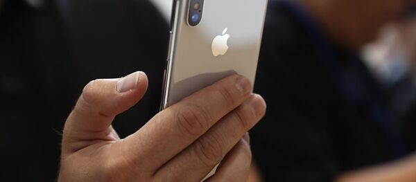 Мужчина держит iPhone X Мужчина держит iPhone X - Sputnik Южная Осетия