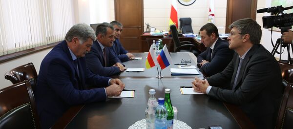 Встреча президента Южной Осетии Анатолия Бибилова с главой управления АП РФ Олегом Говоруном Встреча президента Южной Осетии Анатолия Бибилова с главой управления АП РФ Олегом Говоруном - Sputnik Южная Осетия