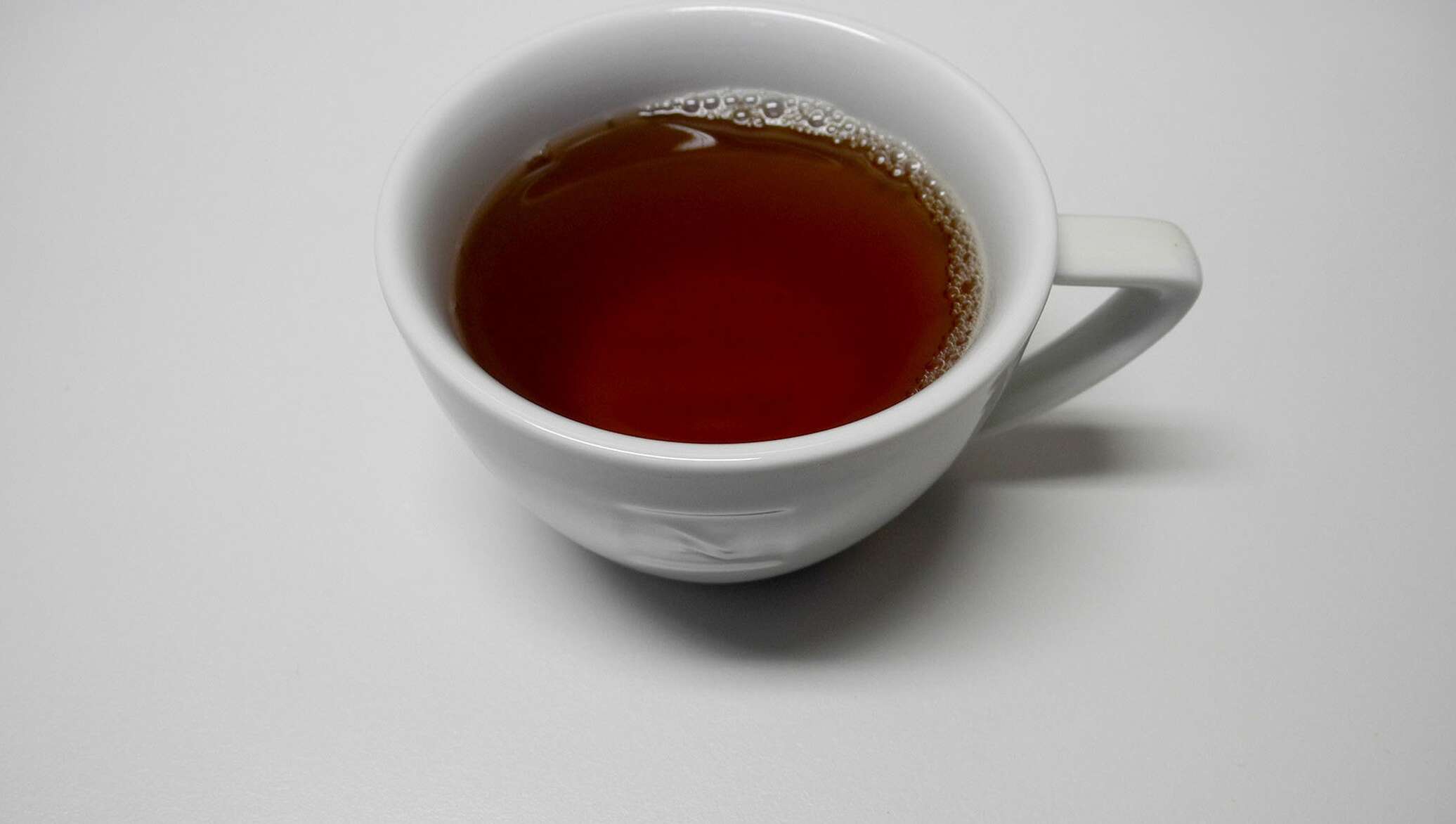 Фото чая на белом фоне