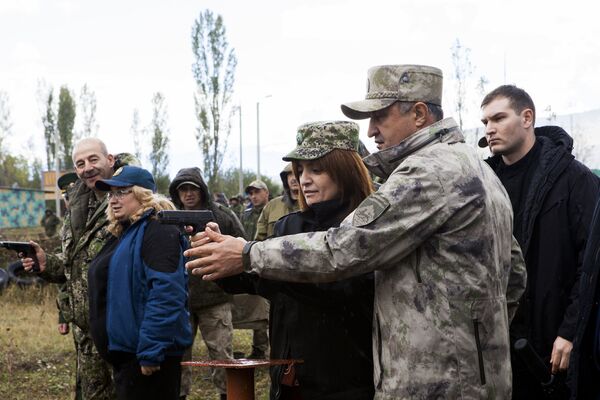 Президент учит стрелять. - Sputnik Южная Осетия