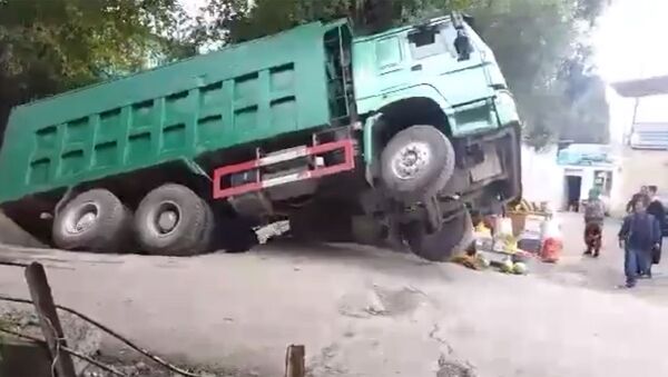 Очевидец снял, как грузовик проваливается под землю в Баткене, — видео - Sputnik Южная Осетия