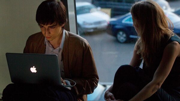 Молодые люди с ноутбуком - Sputnik Южная Осетия