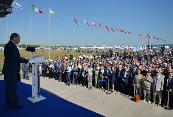 Президент РФ В.Путин посетил Международный авиационно-космический салон МАКС-2015 - Sputnik Южная Осетия